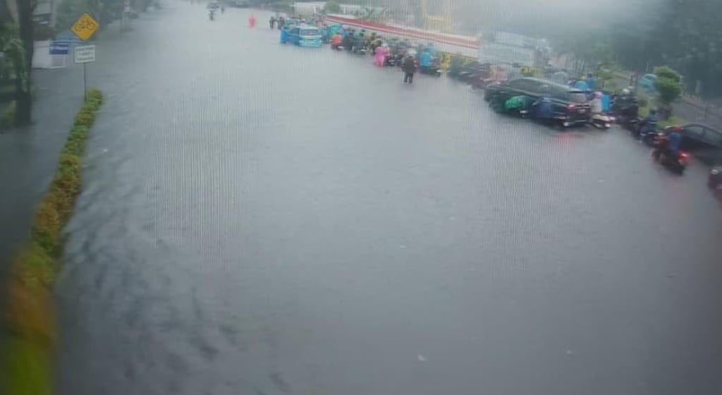 Jalan DI Panjaitan Jaktim Tergenang Air, Lalu Lintas Macet