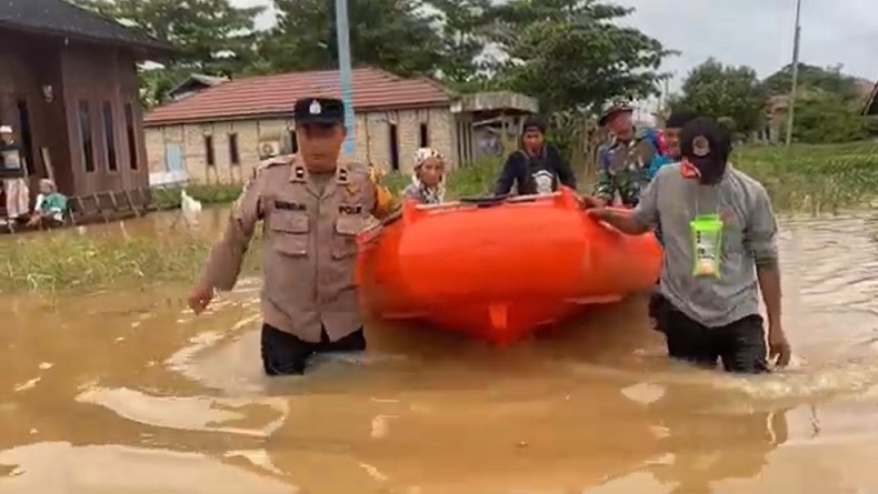 Banjir Meningkat, Puluhan Warga Banjar Mengungsi ke Dataran Tinggi