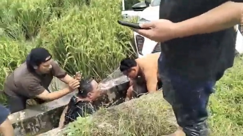 Dikejar Polisi hingga Terjebak di Sawah Berlumpur, Kurir Narkoba Menangis lalu Dimandikan