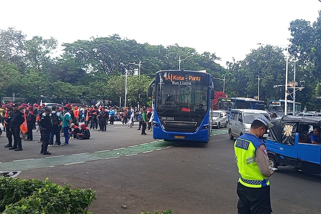 Demo Buruh, Lalin Jalan Medan Merdeka Selatan Arah Patung Kuda Dialihkan ke Kebon Sirih