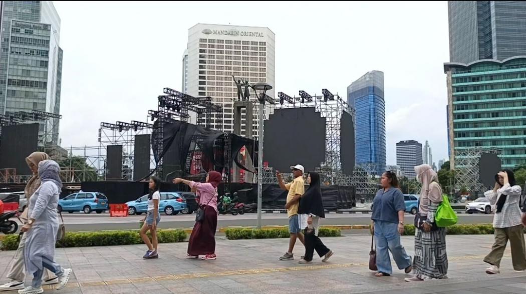 Jelang Perayaan Tahun Baru 2026, Panggung Mulai Dibangun di Bundaran HI