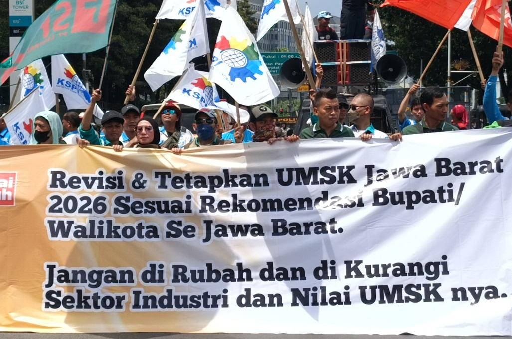 Massa Buruh Demo di Monas, Tuntut Dedi Mulyadi Revisi UMSK Jabar 2026