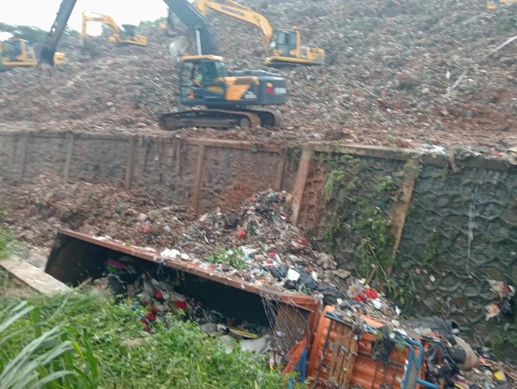 Gunungan Sampah di TPST Bantargebang Longsor, 3 Truk Nyemplung ke Kali