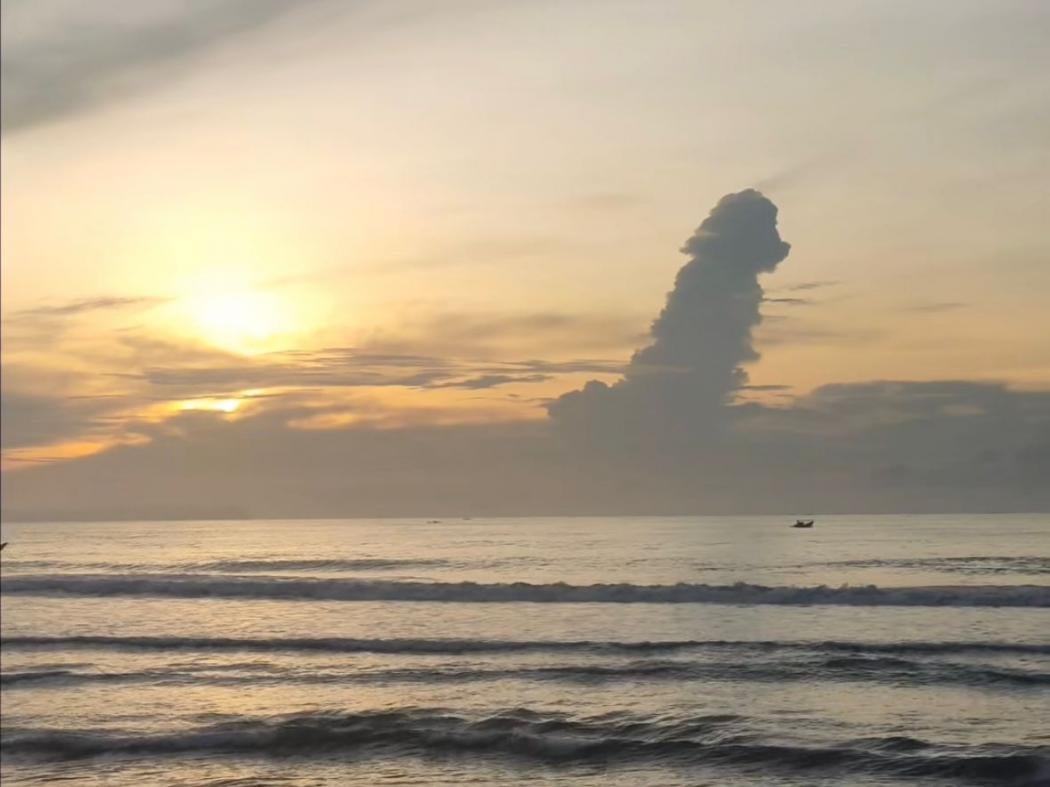 Viral Awan Hari Terakhir 2025 di Pantai Pangandaran Bentuknya Unik, Ini Fotonya!