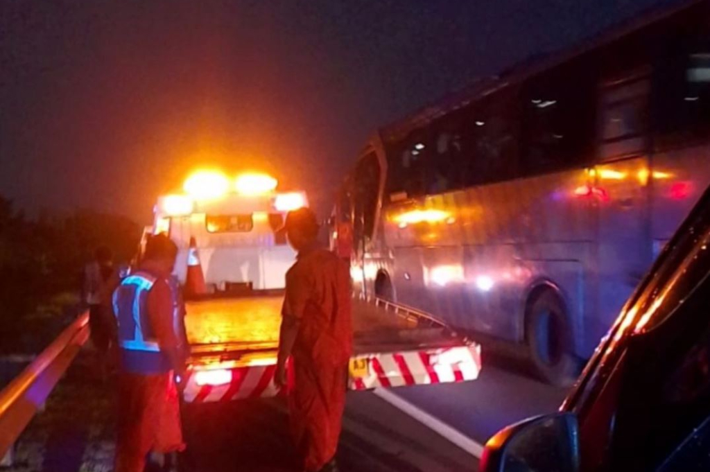 Kecelakaan 2 Kendaraan di Tol Jakarta-Cikampek KM 59, Korban Luka Dilarikan ke RS