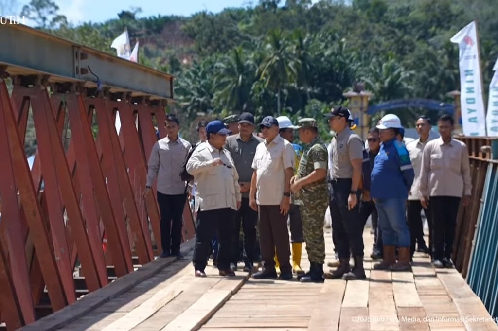 Prabowo Jajal Langsung Jembatan Bailey Sungai Garoga di Tapanuli Selatan