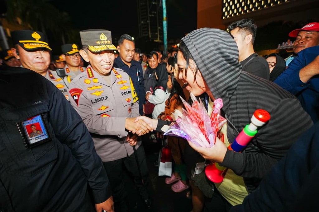 Potret Kapolri Turun Langsung ke Bundaran HI saat Malam Tahun Baru, Sapa Masyarakat