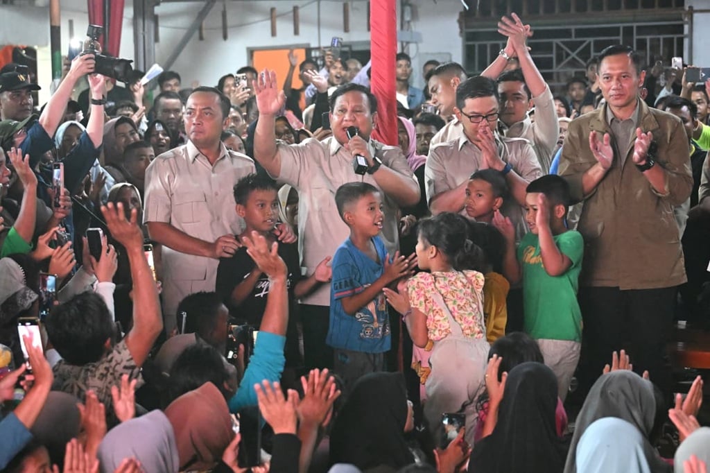 Momen Presiden Prabowo Sambut Tahun Baru Bersama Warga Terdampak Bencana di Tapsel