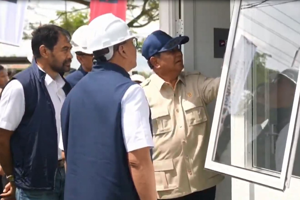 Prabowo Cek Huntara di Aceh Tamiang, Ada 2 Tempat Tidur hingga Wifi Gratis