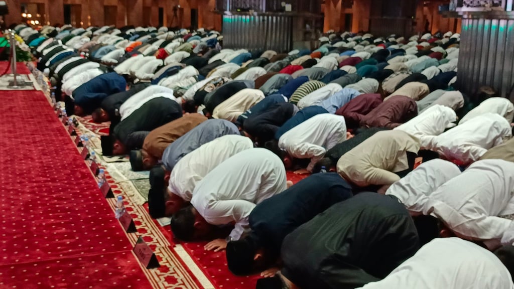 Potret Menag dan Ratusan Jemaah Sujud Syukur Sambut Tahun 2026 di Masjid Istiqlal 