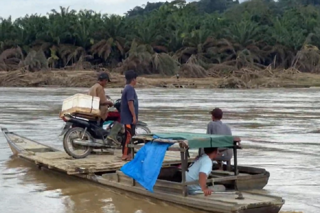 Derita Warga di Aceh Tamiang, Ambil Bantuan Bayar Rp20.000 Imbas Jembatan Putus