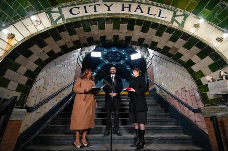 Dilantik Pakai Alquran di Stasiun Tua, Zohran Mamdani Resmi Jabat Wali Kota New York