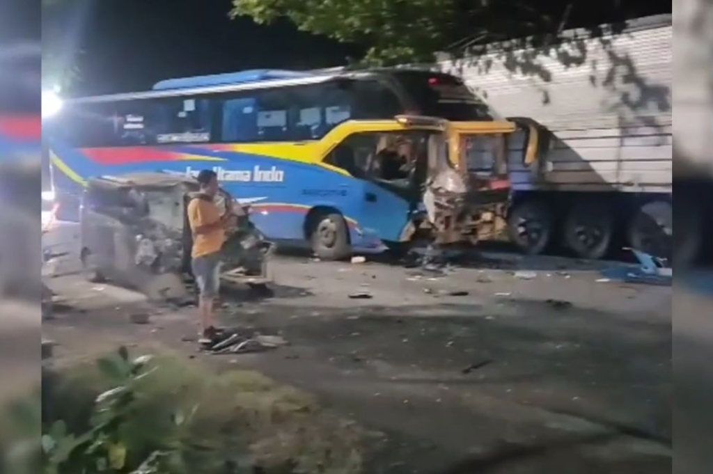 Kecelakaan Maut Bus Tabrak Mobil di Tuban, 2 Orang Tewas