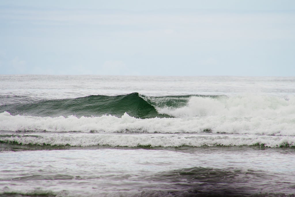 BMKG Peringatkan Gelombang Tinggi hingga 4 Meter, Ini Daftar Wilayah Terdampak