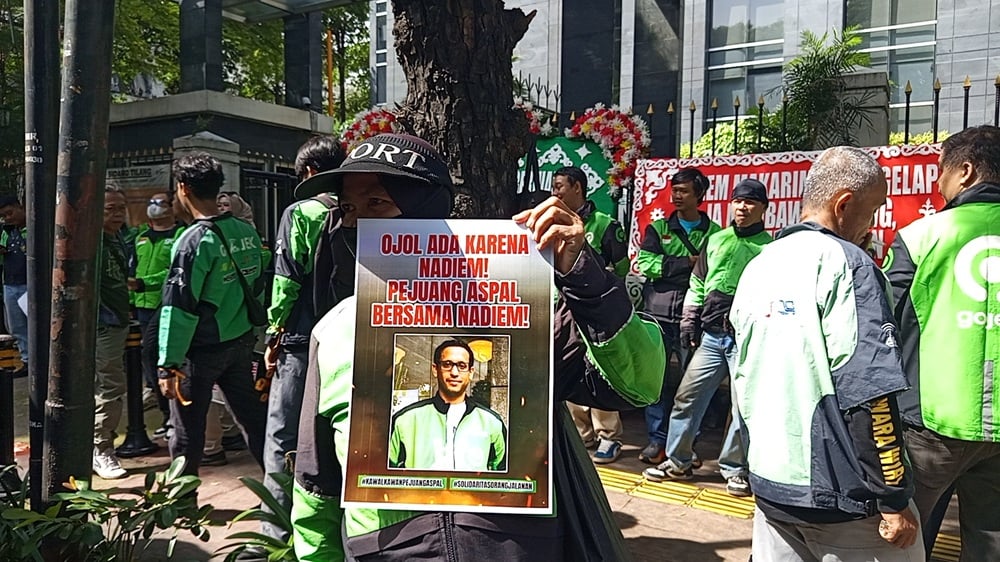 Ojol Ramai-Ramai Dukung Nadiem di Sidang Kasus Laptop Chromebook
