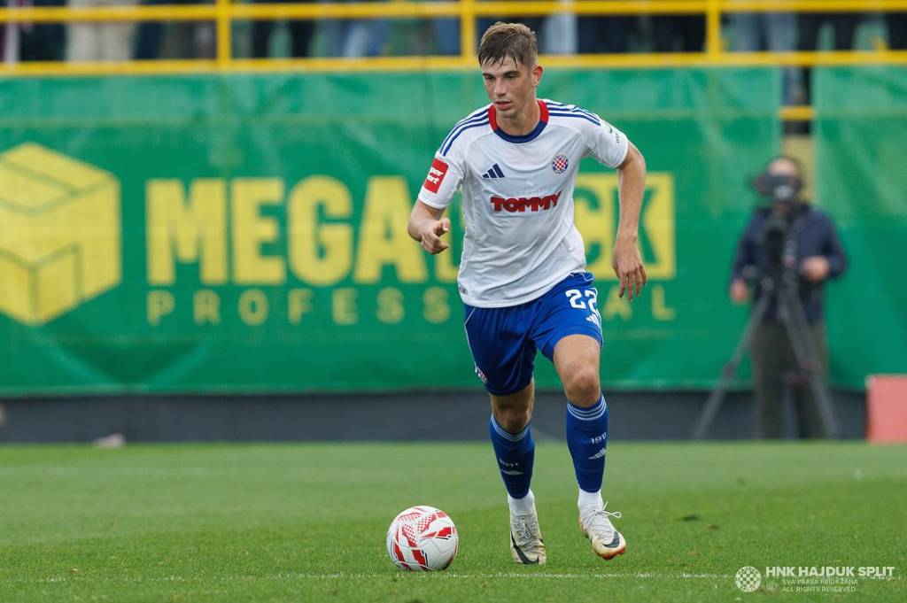 Bersama Inter dan Dortmund, Barcelona Ikut Berebut Bek Muda Kroasia