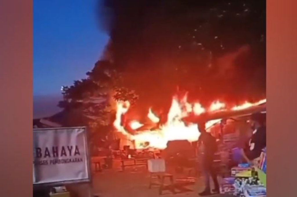 Kebakaran di Pelabuhan Nusantara Raha Muna, 20 Kios Pedagang Ludes Dilahap Api