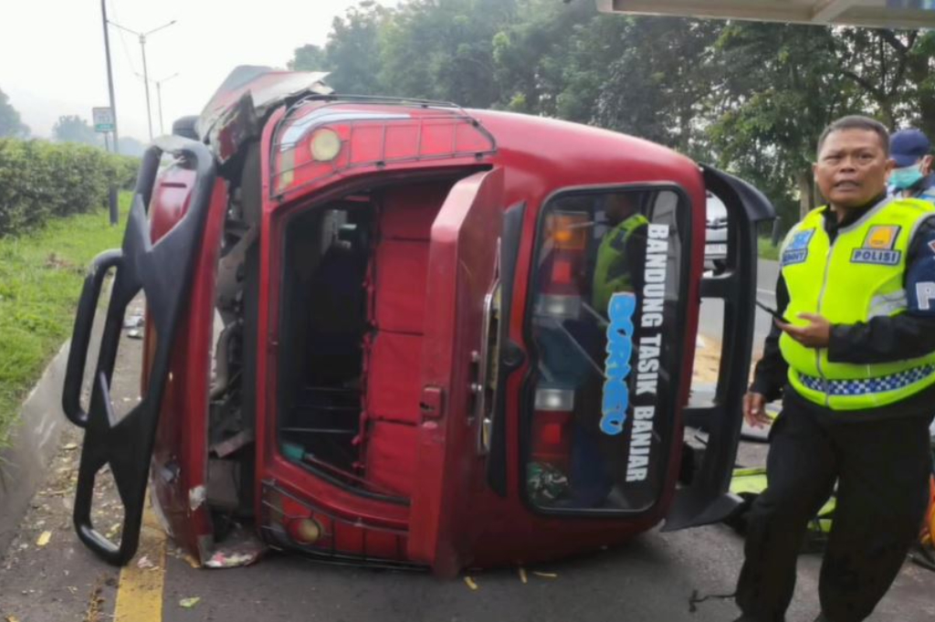 Kecelakaan Tunggal Minibus Elf Terguling di Tol Padaleunyi, Sopir Tewas Terjepit