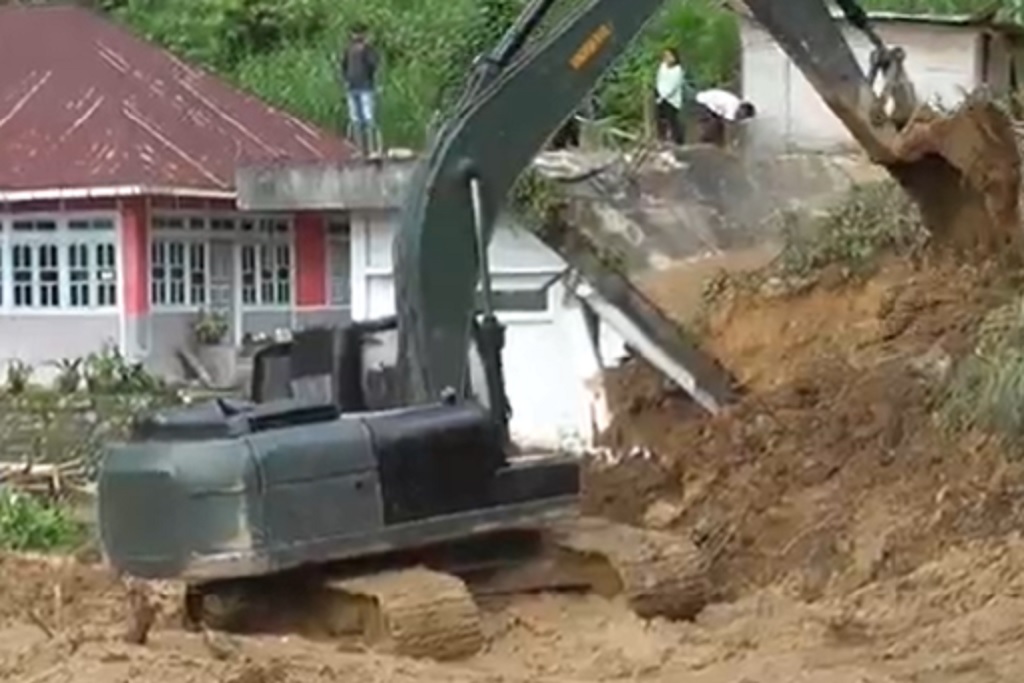 Longsor Kembali Terjang Agam, Jalur Bukittinggi ke Lubuk Basung Putus Total