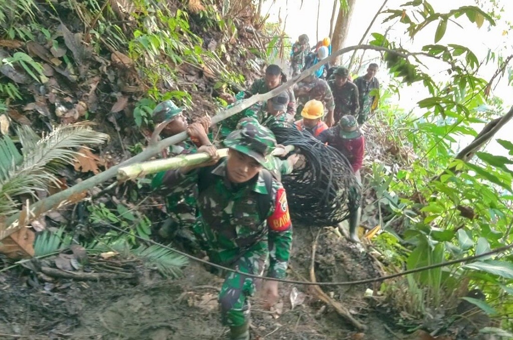 Cerita Perjuangan TNI Kirim Genset ke Desa di Aceh Barat, Lalui Medan Berat 3 Hari