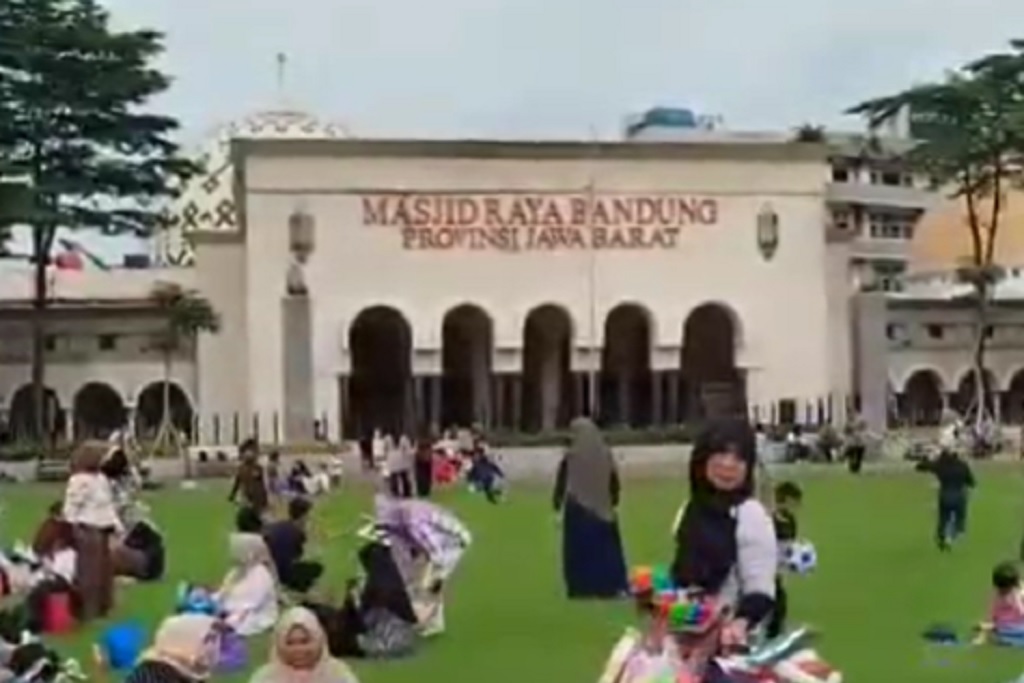 Masjid Raya Bandung Telantar usai Pemprov Jabar Cabut Anggaran Operasional