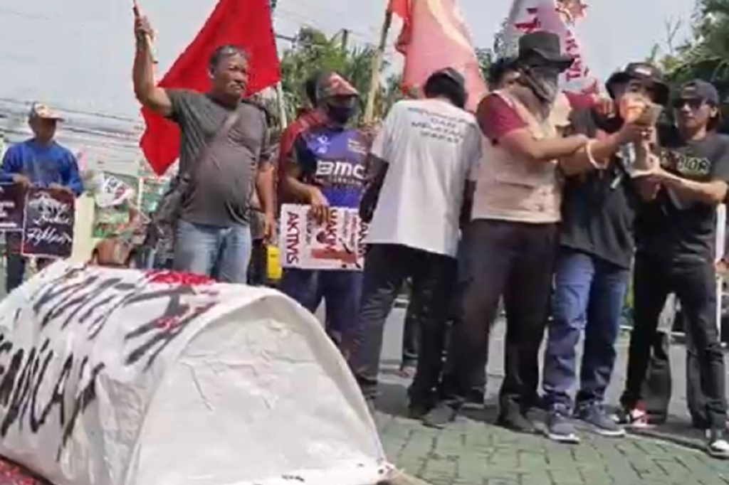 Massa Bawa Keranda Mayat ke Pengadilan Negeri Pati, Desak 2 Aktivis Dibebaskan