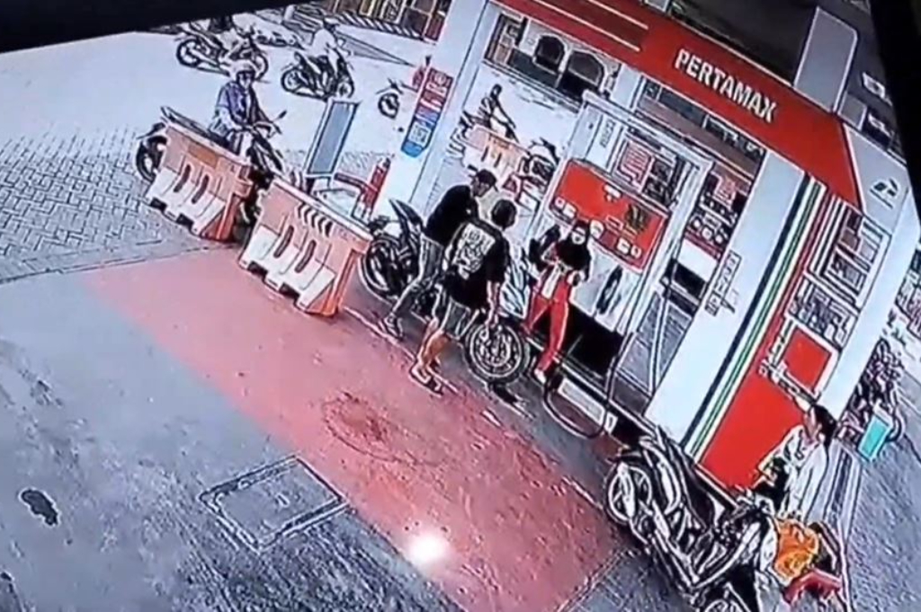 Viral Pria di Gresik Pukuli Pemotor di SPBU gegara Merasa Dipelototi