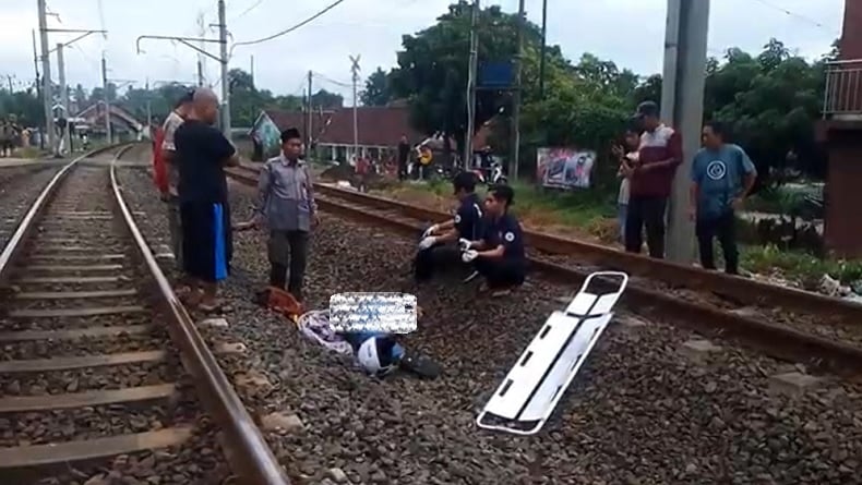 Berangkat Kerja, Pemotor Tewas Tertabrak Commuter Line di Pelintasan Parung Panjang