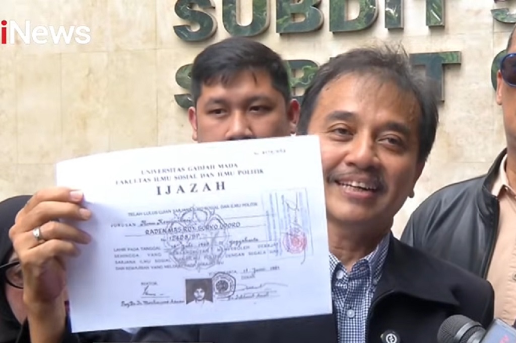Roy Suryo Pamerkan Ijazah usai Dituduh Palsu: Silakan Difoto, Dianalisis dan Diuji