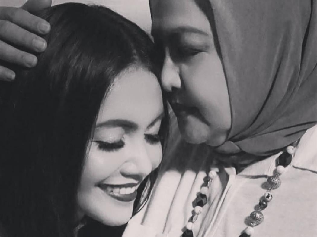 Viral Denada Mendadak Melow, Minta Doa ke Mendiang Mama