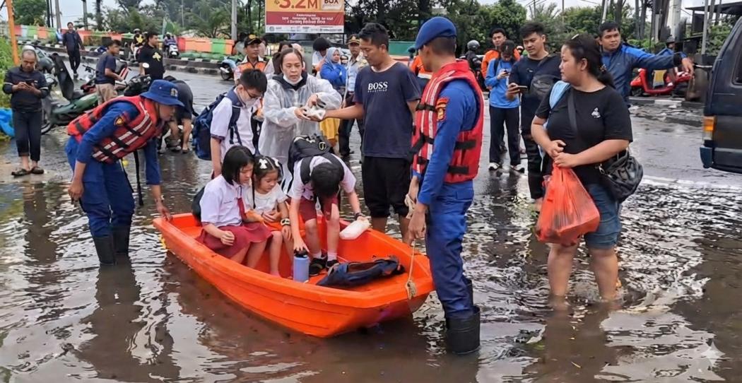 Ancaman Banjir Mengintai, Ditpolairud Polda Metro Jaya Patroli SAR di Permukiman Pluit