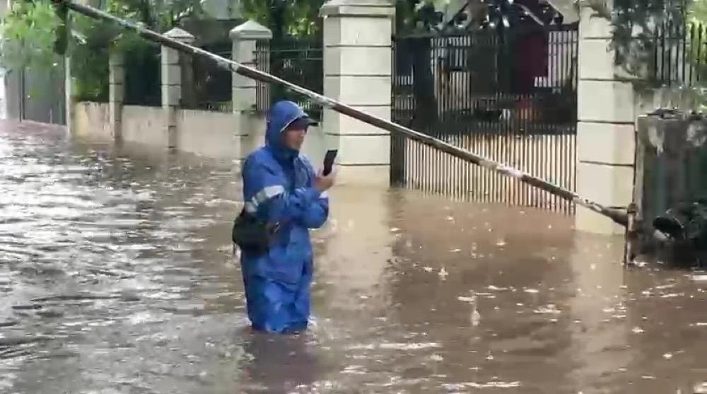Diguyur Hujan Deras, 6 RT dan 4 Ruas Jalan di Jakarta Terendam Banjir