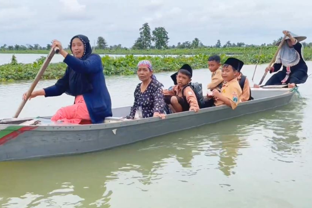 1 Desa di Lamongan Terendam Banjir selama Sebulan, Warga Terpaksa Gunakan Perahu