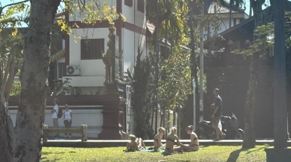 Bule Gila Berjemur Pakai Bikini Dekat Kuil Suci, Ini Fotonya!