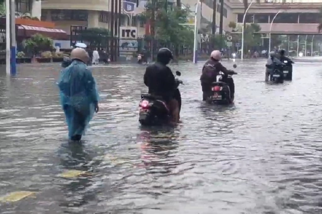 Mangga Dua Jakut Tergenang Banjir, Pemotor Pasrah Telat Berangkat Kerja