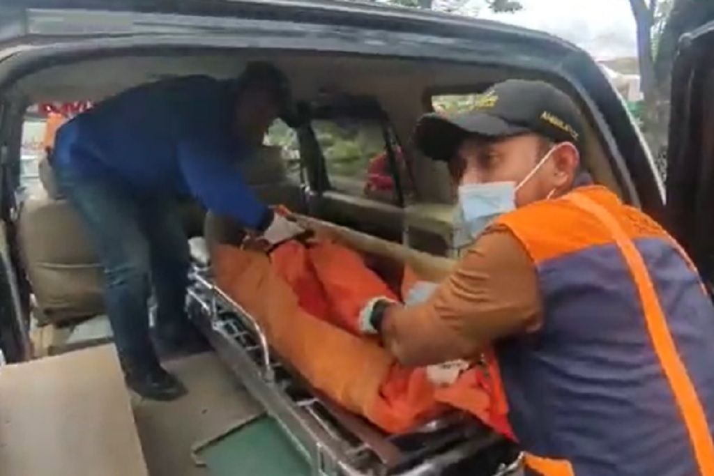 Kronologi Kecelakaan Maut Pasutri di Surabaya, Jas Hujan Nyangkut ke Truk
