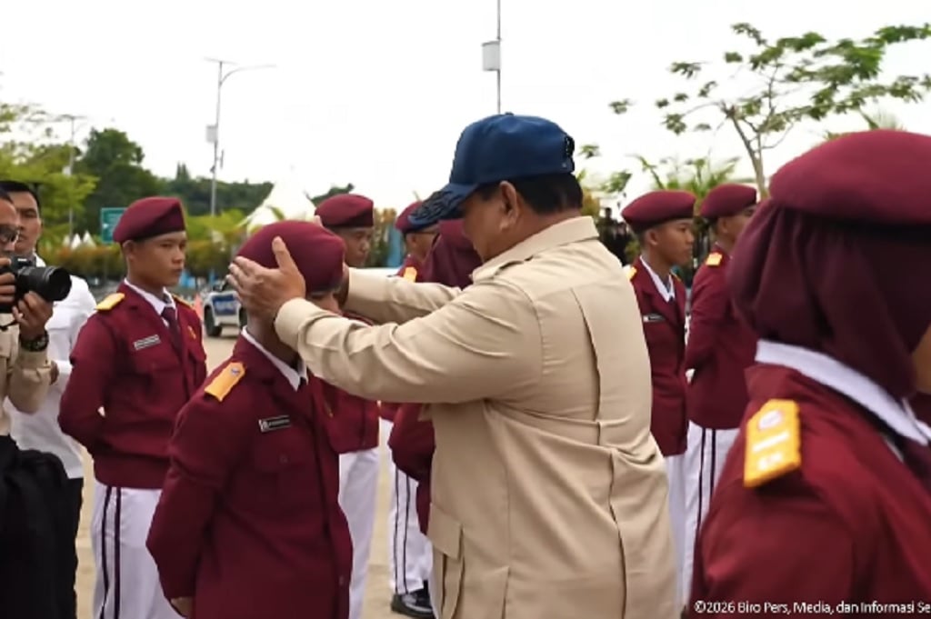 Momen Hangat Prabowo Rapikan Baret hingga Dasi Siswa Sekolah Rakyat