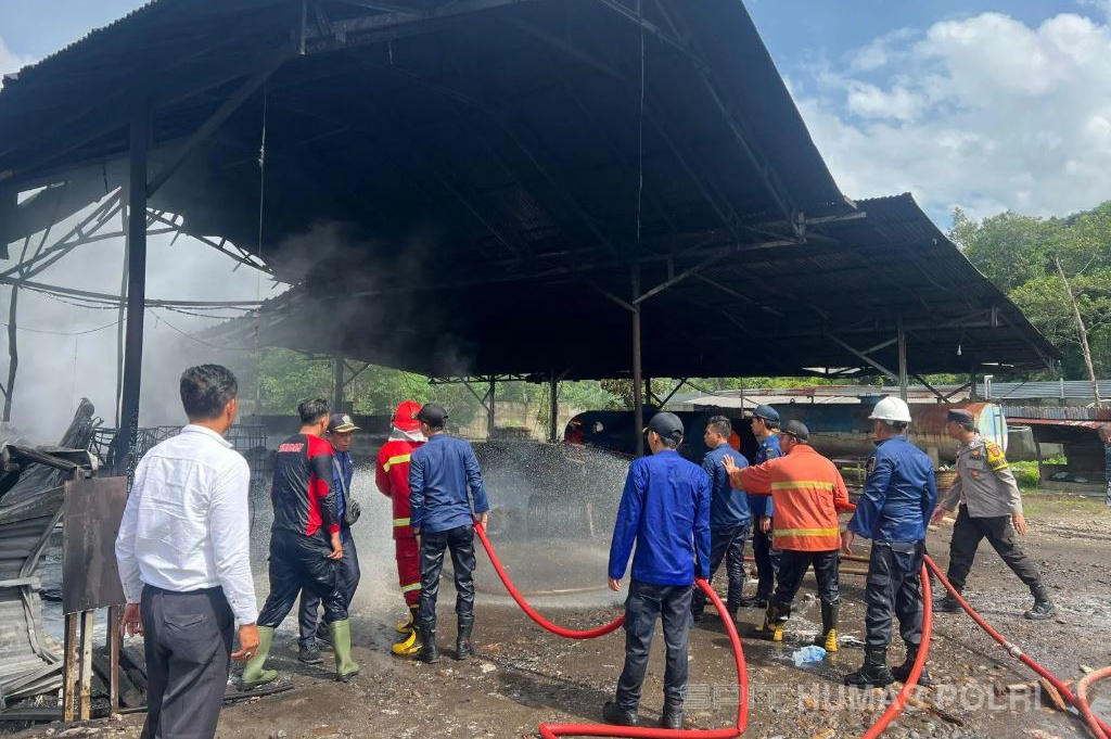 Kebakaran Gudang BBM Ilegal di Muara Enim, Puluhan Drum dan Tangki Solar Diamankan