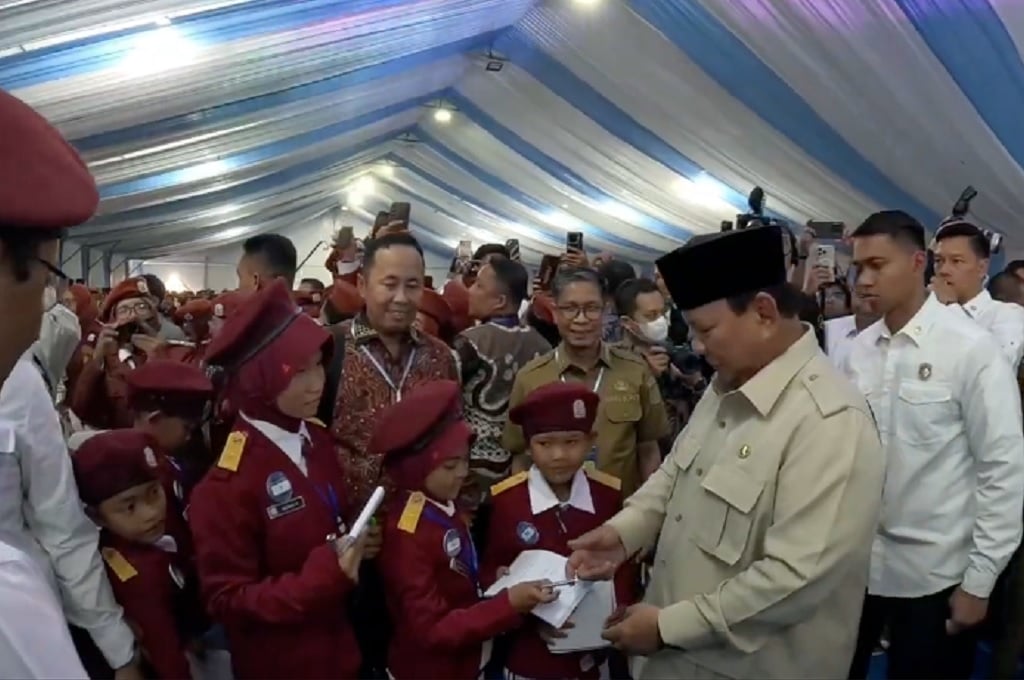 Momen Siswi Sekolah Rakyat Beranikan Diri Berikan Surat ke Prabowo: Terima Kasih Bapak