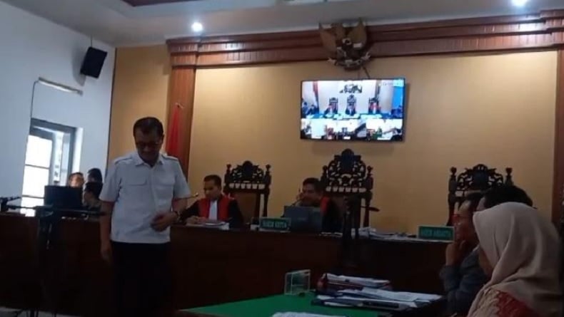 Jadi Saksi di Persidangan, Mantan Wakapolri Oegroseno Ungkap Perbedaan Foto Jokowi di Ijazah