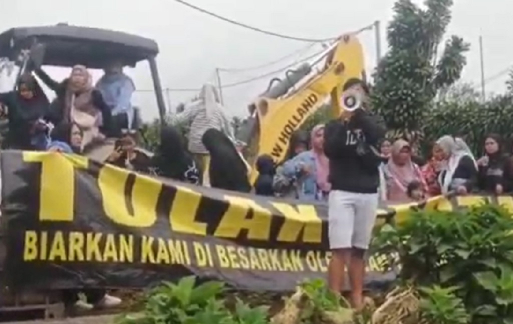 Emak-Emak di Cianjur Adang Alat Berat Tolak Proyek Geotermal Gunung Gede Pangrango