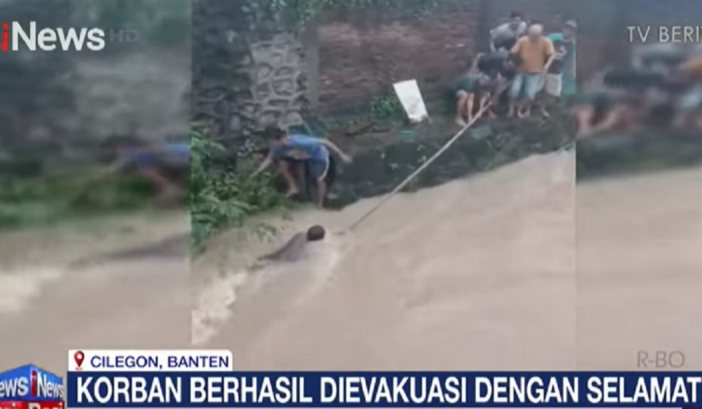 Dramatis! Warga Cilegon Evakuasi Pria Terseret Banjir Sungai Cibeber