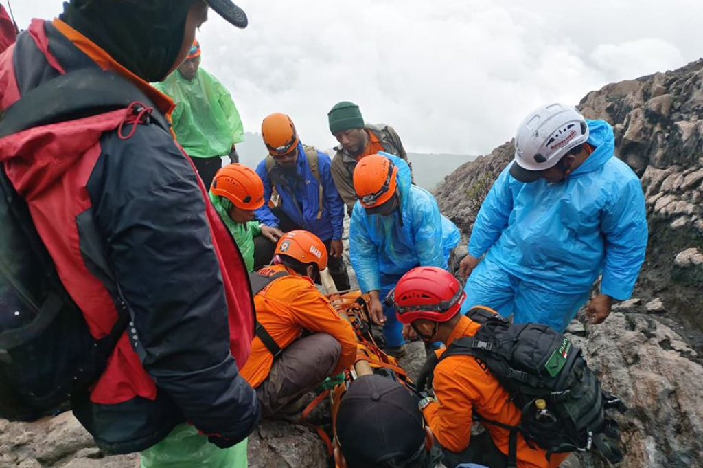Dramatis! Detik-Detik Evakuasi Syafiq Ridhan Pendaki Hilang di Gunung Slamet