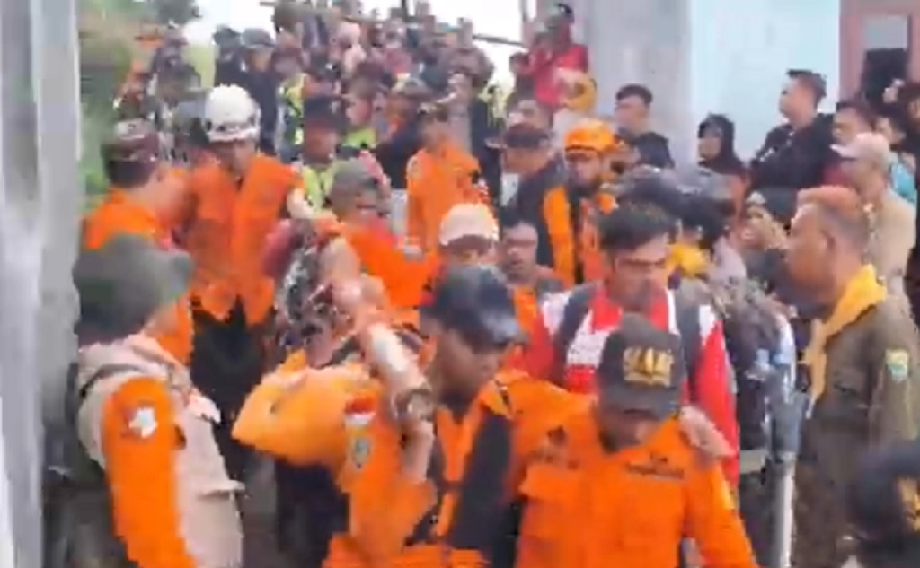Jasad Pendaki Syafiq Ali Dievakuasi dari Gunung Slamet, Keluarga Apresiasi Tim SAR
