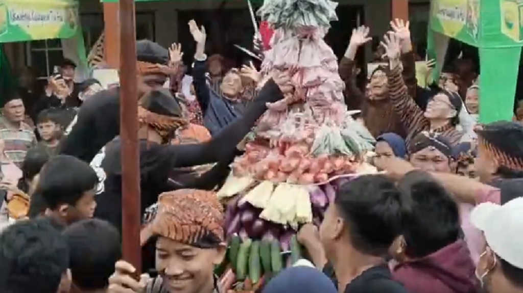 Warga Purworejo Rela Mandi Hujan Rebut 7 Gunungan di Momen Isra Mikraj