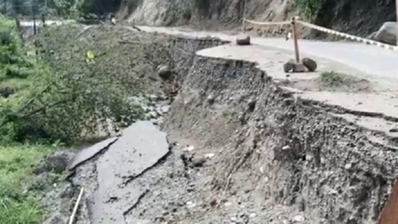Jalan Lintas Bireuen–Aceh Tengah Masih Sulit Dilalui Kendaraan akibat Longsor dan Lubang