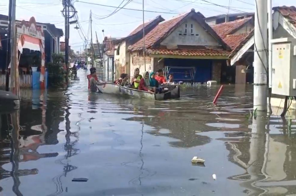 Banjir Pekalongan Lumpuhkan Aktivitas Warga, Ribuan Rumah Terendam hingga 1,5 Meter