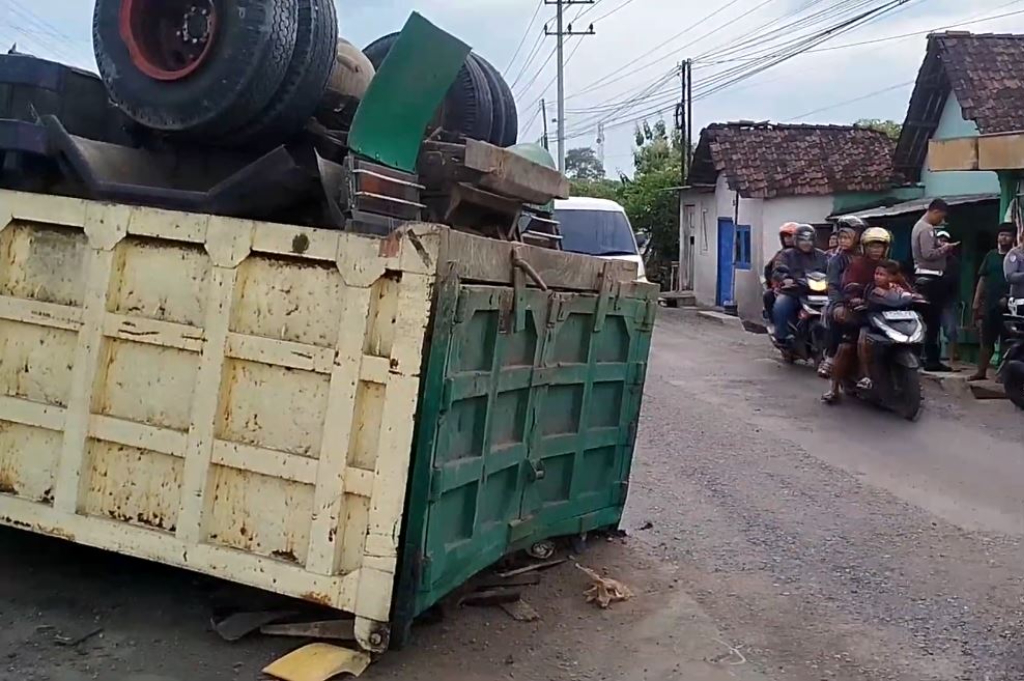 Kecelakaan Truk Tabrak Median Jalan di Bypass Trowulan Mojokerto, Sopir Tewas Terjepit