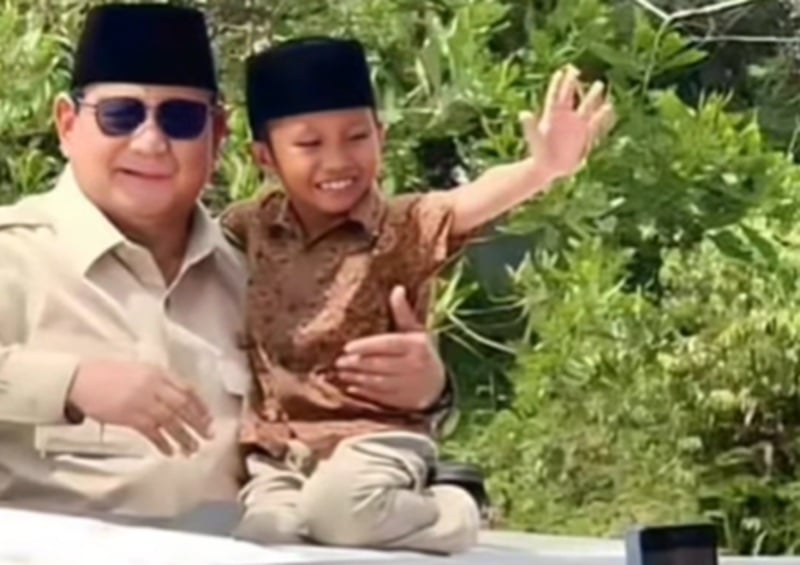 Potret Kedekatan Prabowo dengan Anak-Anak, Ajak Bocah Berpose di Atas Maung Garuda