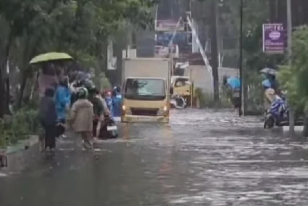 Banjir Jakarta Meluas Jadi 34 RT dan 19 Ruas Jalan, 29 Orang Mengungsi